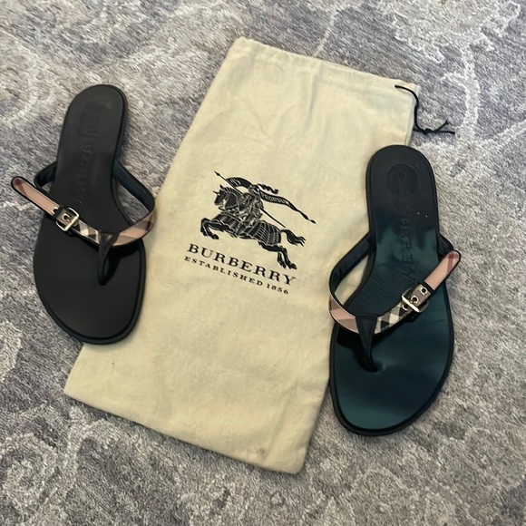Burberry flip flops only worn once!! Authentic. Like new!! - Picture 1 of 4